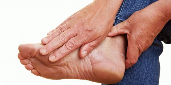 Как лечить народными средствами шишки на ноге возле большого пальца - VALGO