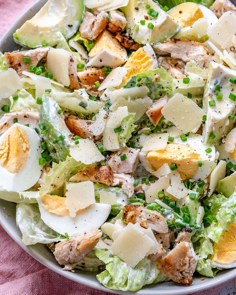 В первоначальном варианте курицу не добавляли, но сейчас это самый популярный ингредиент салата Цезарь