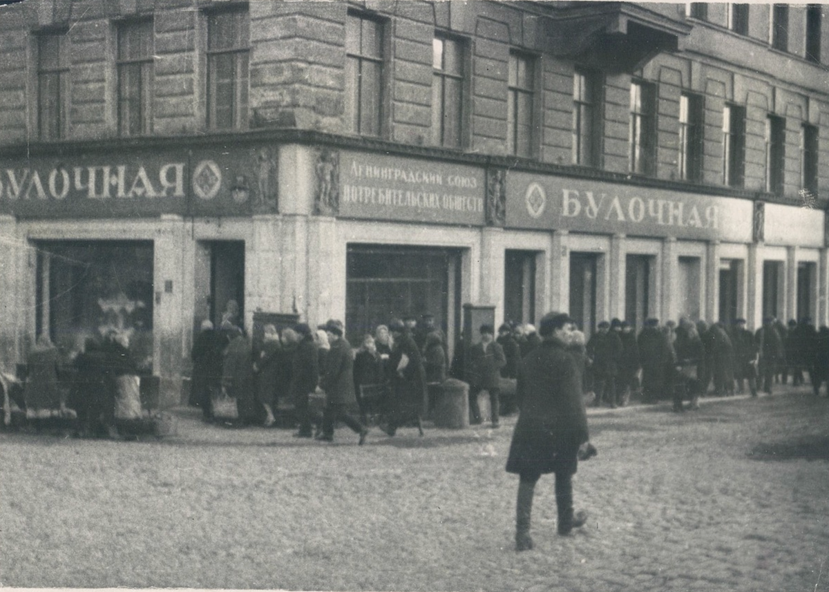 Очередь за хлебом в Ленинграде. Источник: https://avatars.mds.yandex.net/get-zen_doc/1712630/pub_5e230e818f011100ae67bd10_5e233b69e6e8ef00b2d882d6/scale_1200