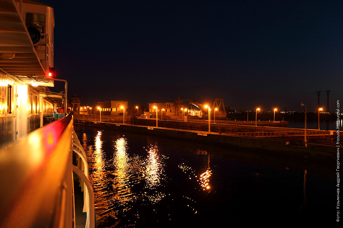 Вернулись поздним вечером. Пермь мост теплоход. Река Камышинка Камышин. Вид с теплохода ночью. Вид на мост с теплохода Новосибирск.