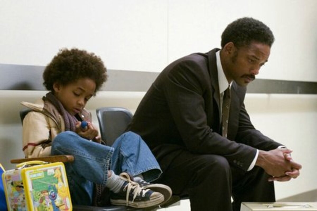 Работая коммивояжером, он пытается продавать медицинские аппараты по местным больницам, но странные устройства мало кто отваживается купить. После долгих и тщетных попыток он теряет все семейные сбережения и вместе с маленьким сыном остается на улице. Крис устраивается на неоплачиваемую стажировку в известную маклерскую фирму, трудоустройство в которой обещано только одному из ряда претендентов. В ожидании счастливого исхода стажировки бездомные отец и сын скитаются по различным приютам, порой оставаясь на ночлег даже в общественных туалетах. Удача всегда улыбается самым стойким, несгибаемым людям, и Крис становится одним из таких счастливчиков.