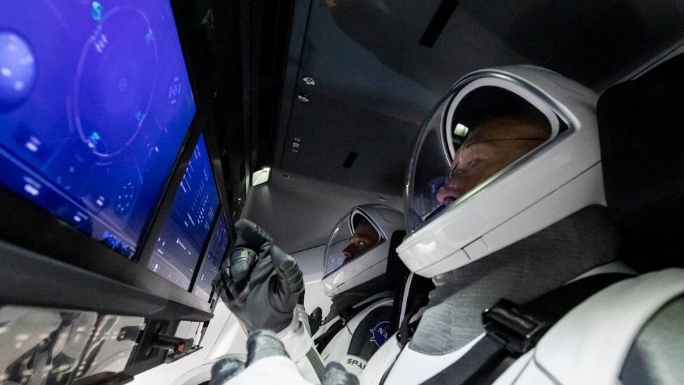 Сравнение приборных панелей Apollo-11 и новейшего Crew Dragon.