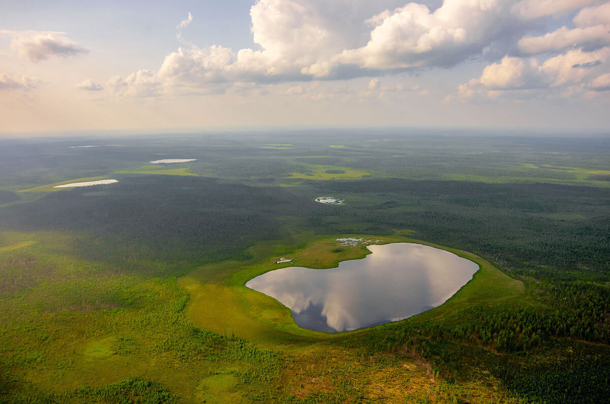 Снова командировка, в этот раз в Якутию. Перелет прошел успешно. Прилетел, перезвонил о прибытии. Сказали: "жди, сейчас подъедем, заберем". Жду.
Небольшой аэропорт, в окнах на город виднеются здоровенные рекламные баннеры. Понятно, что раннее утро, но все равно как-то... безлюдно. Что на улице, что в аэропорту.
Звонок - выходи. Подбираю рюкзак со снаряжением и рюкзак с оборудованием, тащу их на стоянку. 
"О, привет! Как долетел? Есть хочешь?..." :)
Едем в авиаотделение - по пути глазею на Якутск. Заросли камыша межуются с частными домиками и многоэтажками.
Съезжаем с асфальта и, по грунтовой дороге с грязевой жижей, подъезжаем к зданию авиаотделения ФБУ "Авиалесоохрана".
Сразу же рабочие моменты: 
- летнаб, когда борт?
- Да часа через 3-4
- О, отлично!
В суете, знакомствах пролетает уж часов 5. 
- А как же борт? 
- А, машет рукой, перенесли на завтра! Там, где начинается авиация, заканчивается порядок!
Ничего не остается, как топать в гостиницу.
Утром снова в офис. 
- Летим? 
- Да, часов в 14.