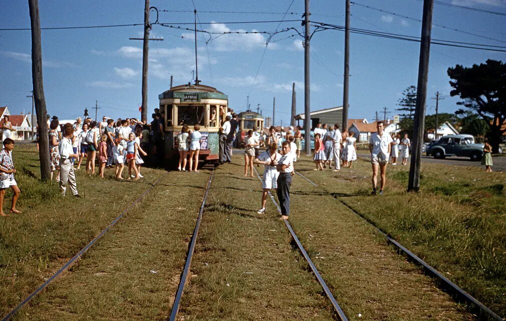 Народ, местные жители прощаются с одним из трамвайных маршрутов. В 1950-х годах их закрывали очень часто. Город избавлялся от трамвая! 