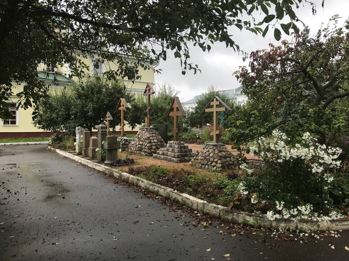 Монастырские захоронения