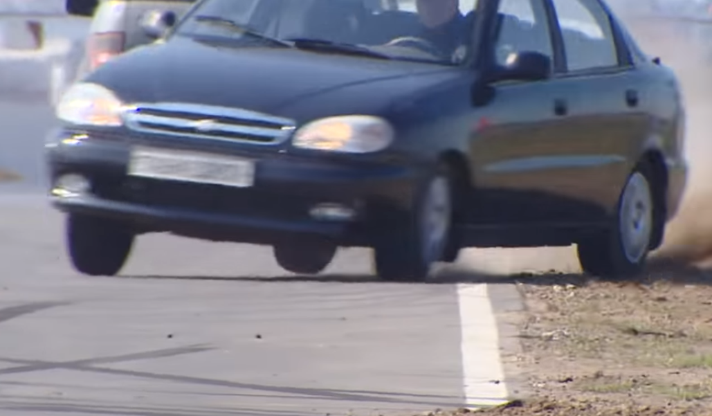 Автоинструктор рассказывает, как не потерять управление после того, как машина на скорости зацепила обочину, полезный навык