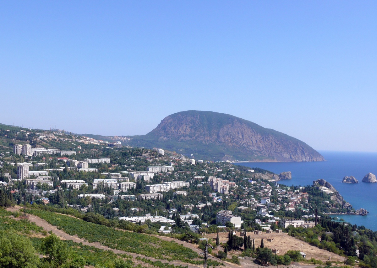 Вид на Гурзуф (Фотография из  фотоархива автора).