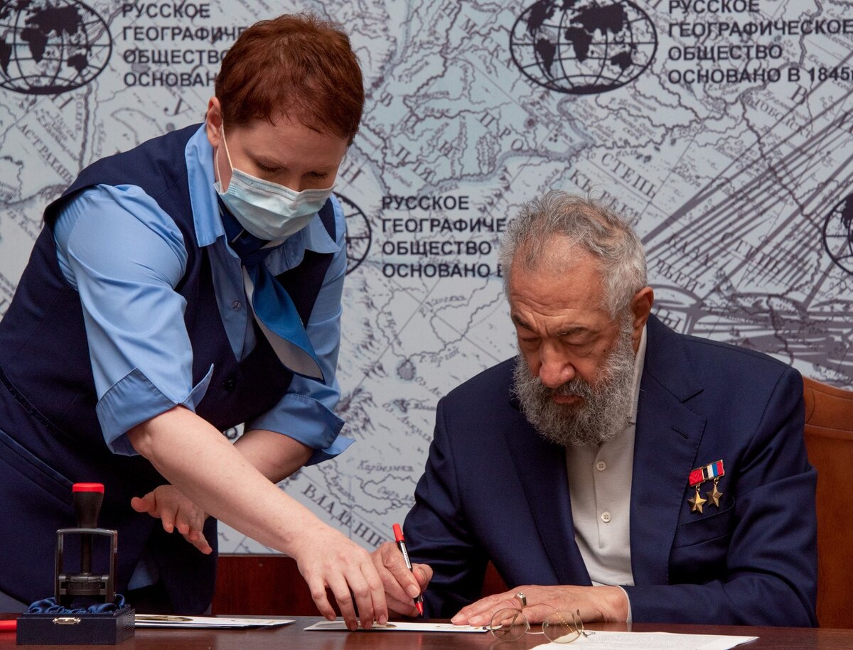 Первый Вице-президент РГО А.Н. Чилингаров в Штаб-квартире СПб отделения. Фото из сети