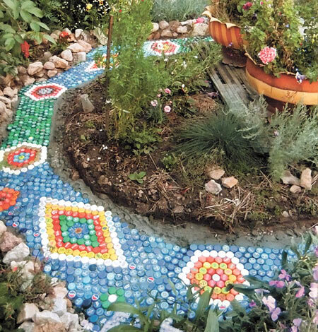 Вариант дорожки в саду из крышек от бутылок
