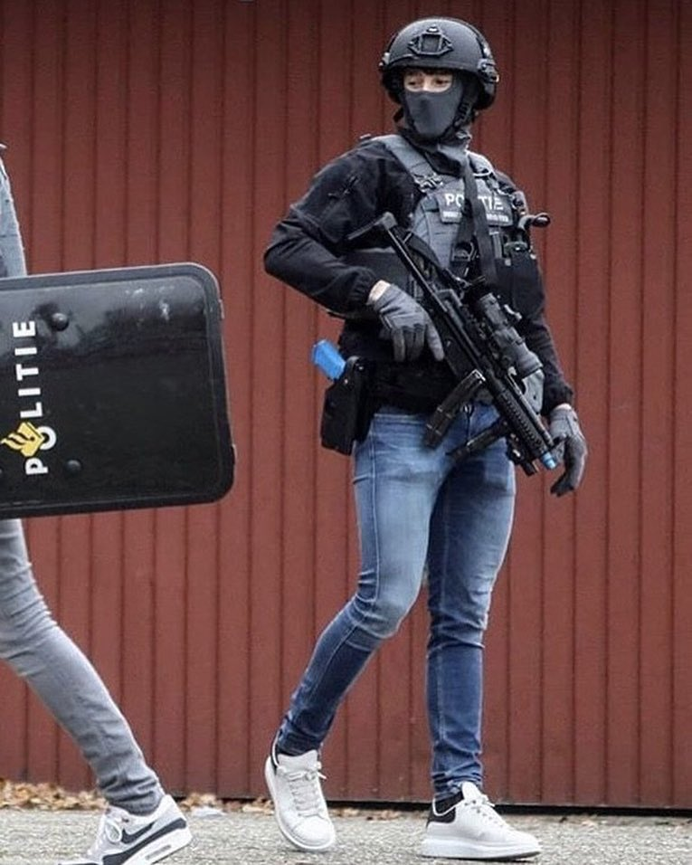 Оперуполномоченный в гражданской одежде. Бандит из rainbow six siege. Одежда оперативника. Tom clancy's rainbow six siege ash. Одежда оперативника.