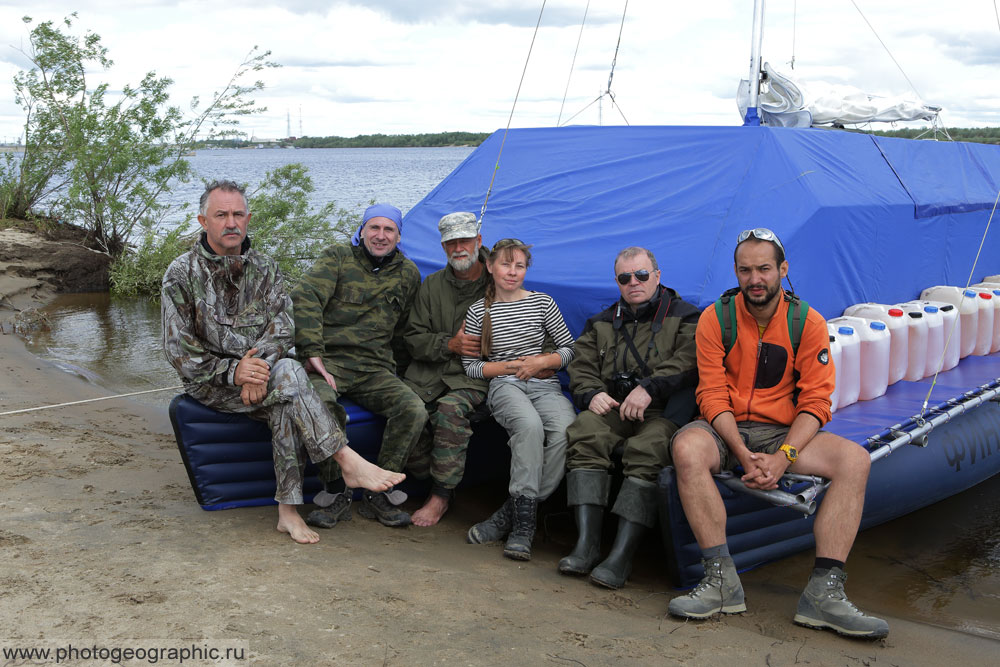 Само собой фото на память перед стартом. Участников представлял в предыдущем посте. Честно сказать, вот такие команды, собранные случайно, где до сего времени никто друг друга не знает и при этом отправляются в серьёзное путешествие, а главное очень продолжительное, является по сути настоящим экспериментом с высокой долей риска. Я осознавал это, но почему-то был спокоен на эту тему. А прибыв на место и увидев моих новых спутников, успокоился ещё больше, стало понятно, что по крайней мере, никто в дальнейшем не вызовет крайней степени неприятия. И забегая вперёд, могу сказать, учитывая серьёзную длительность и автономность, а также трудности этой экспедиции, некоторые издержки просто неизбежны. И они были, но они были в очень мягкой форме, стали проявляться значительно позднее, чем могли бы, а также почти не повлияли на ход экспедиции. Команда удалась, это факт.