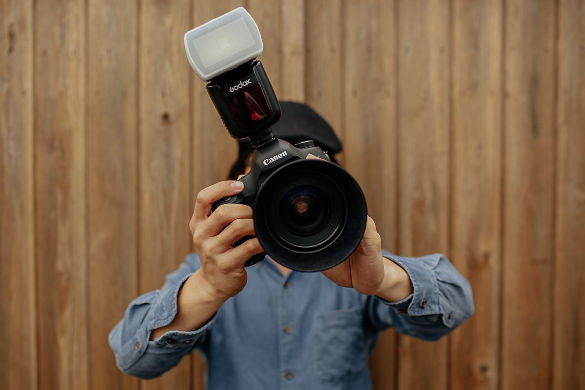 Камера фотографирует. Вспышки фотокамер. Фотограф со вспышкой. Вспышка камеры. Вспышка на фотик.