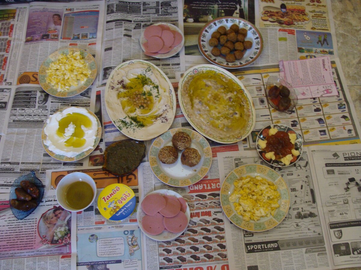 Здесь к обычным продуктам добавлена колбаса и яйца жареные, а не варёные. 