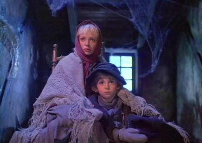 Марта (Татьяна Аксюта) с маленьким Маем (Ксения Пирятинская), кадр из фильма "Сказка странствий" (1983)