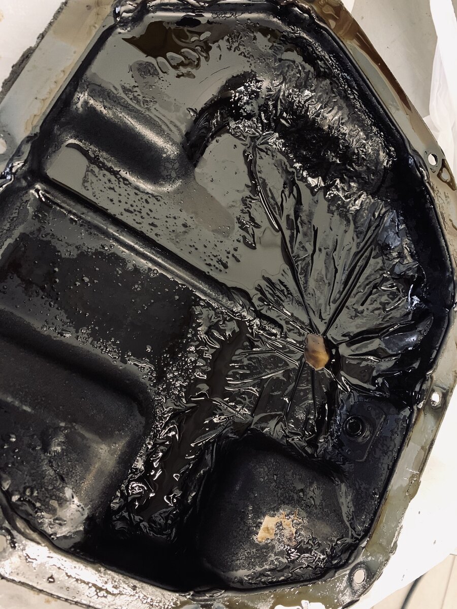 В стороннем сервисе что то залили в двигатель, что аж разъело краску