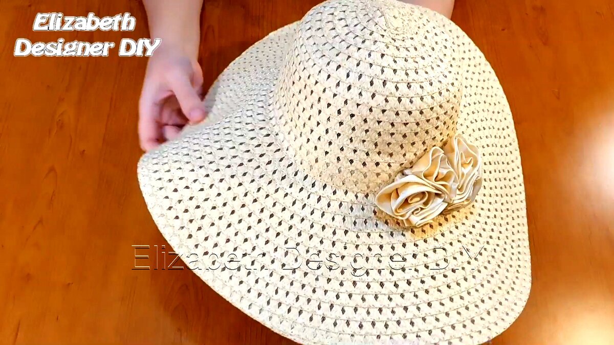 Вот она некрасавица. Поля провисают под собственным весом. И кто придумал эти ромбики прозрачные? Смысл защиты от солнечных лучей просто сведён к нулю. Если заснуть в такой на пляже, то прожгутся веснушки.