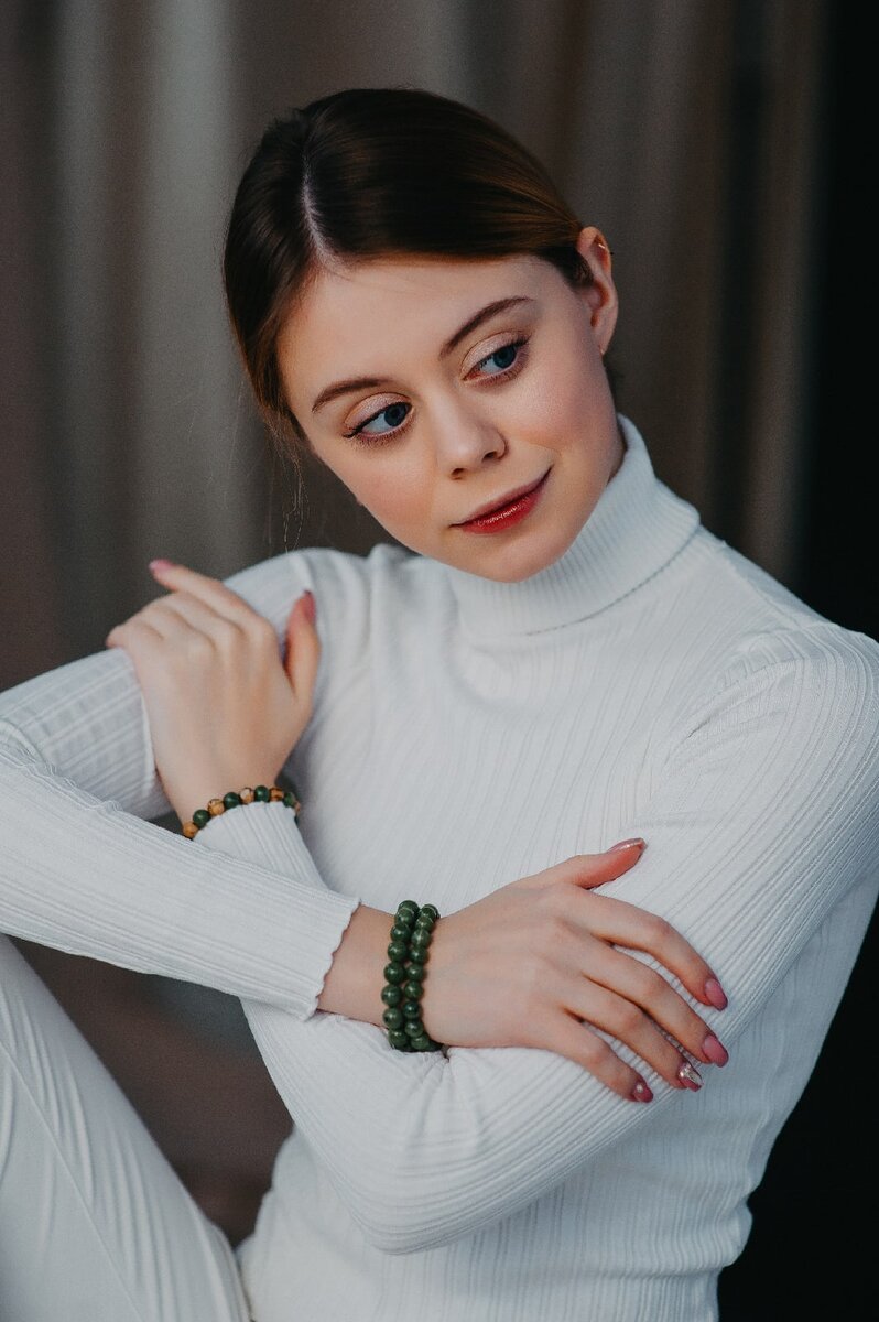 На модели браслет с нефритом и яшмой