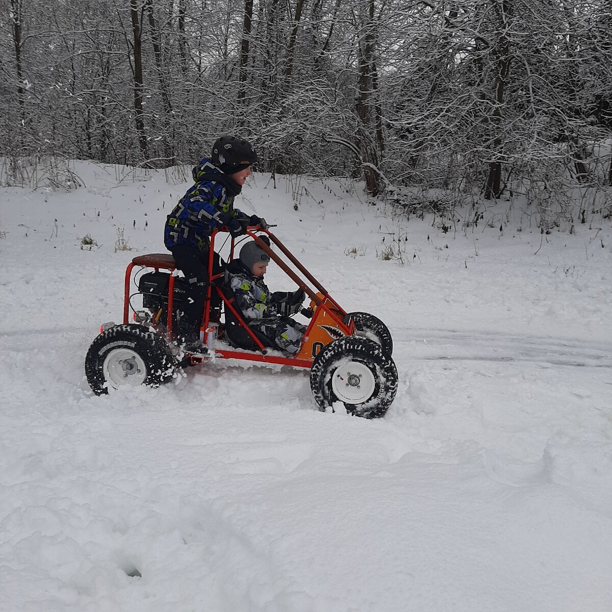 Зимний дрифт на самодельном картинге по льду. Winter karting, ice drift.