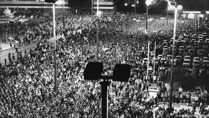 Протестующие в Лейпциге 16 октября 1989 г. Источник: www.DW.com