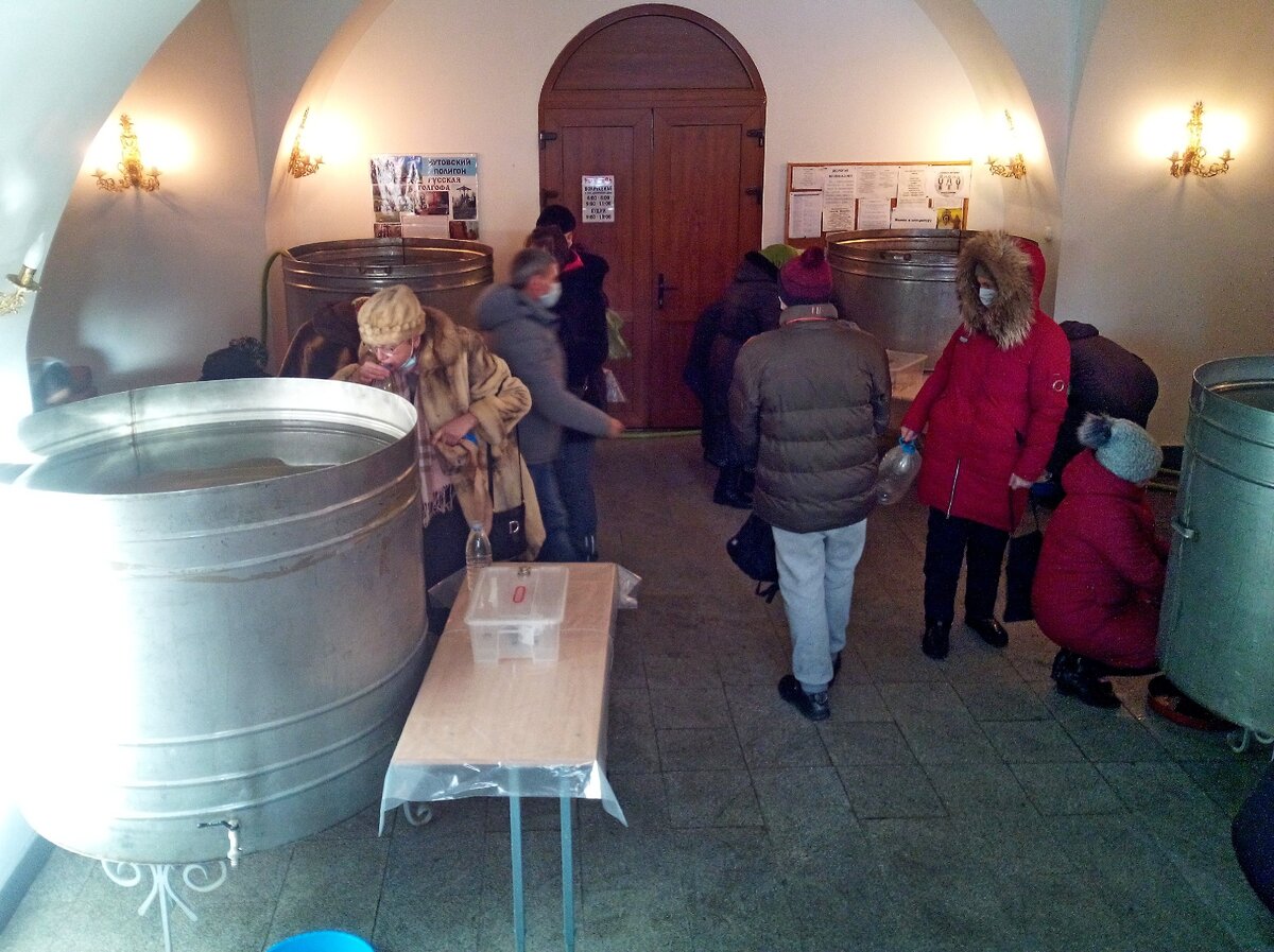 После службы можно набрать воды