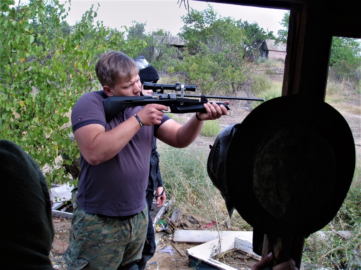 боец ведет прицеливание из винтовки МР-61 в стоковом варианте