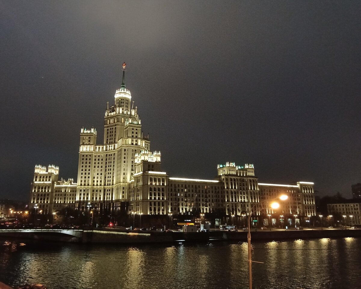 Жилой дом на Котельнической набережной в ночной подсветке (из личного архива)