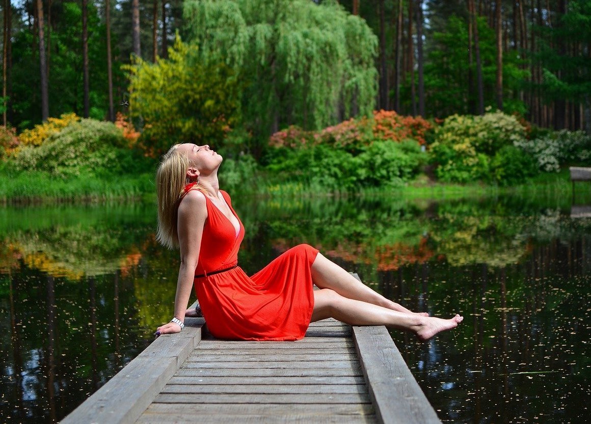 https://pixabay.com/ru/photos/женщины-причал-озеро-пирс-мода-1784755/