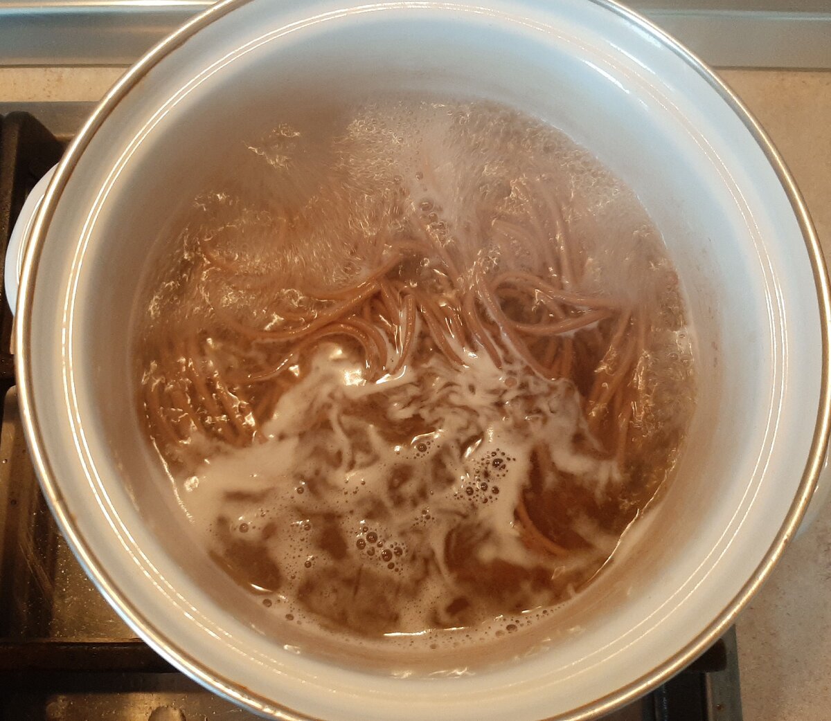 Варится соба ровно 10 минут. Воду солить нужно.