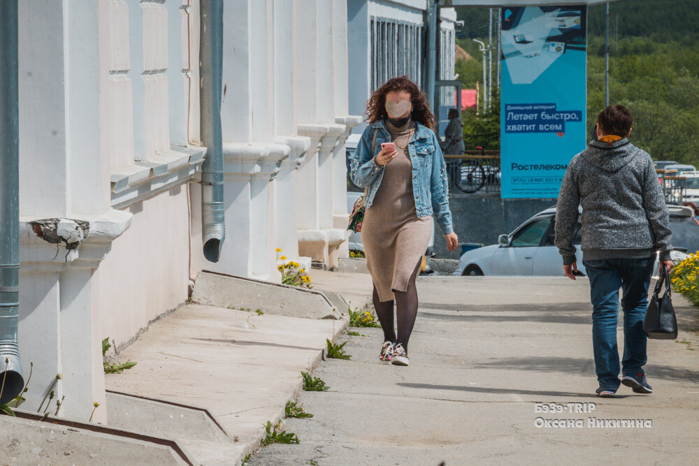 Дамы в Магадане летом. Колготки, теплое платье, курточка