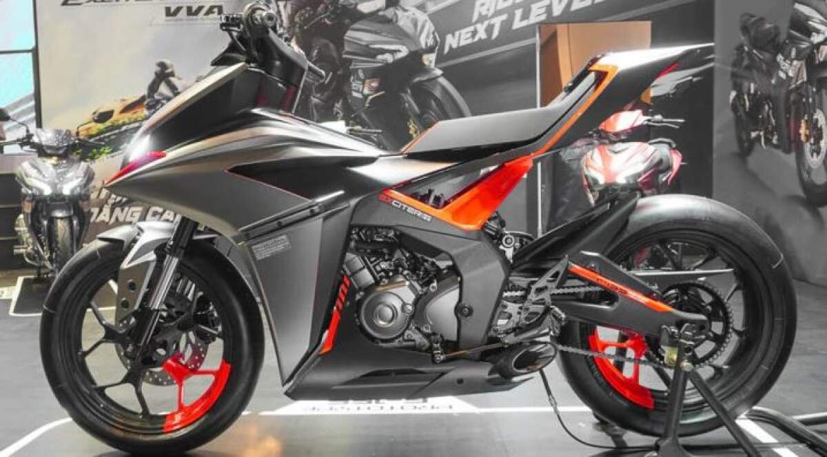 Yamaha показала концепт F155 во время презентации скутеретты Exciter 155. И у нас есть подозрение, что концепт-байку досталось куда больше внимания, чем серийной новинке.

