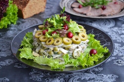 Салат с языком, огурцом и зеленым горошком