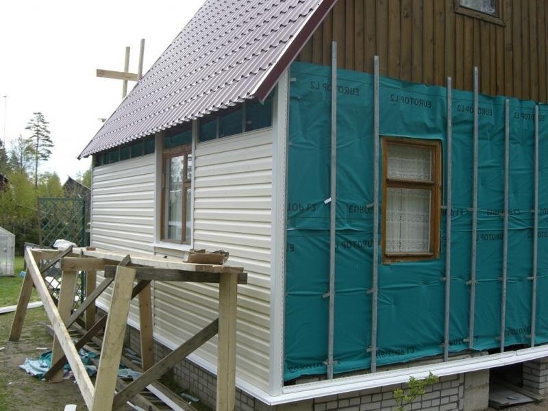 Процесс установки винилового сайдинга с гидроизоляцией