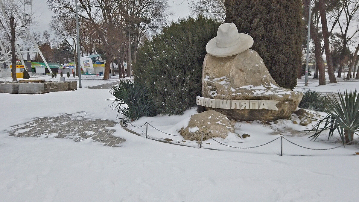 Белая шляпа на заснеженном курорте в январе