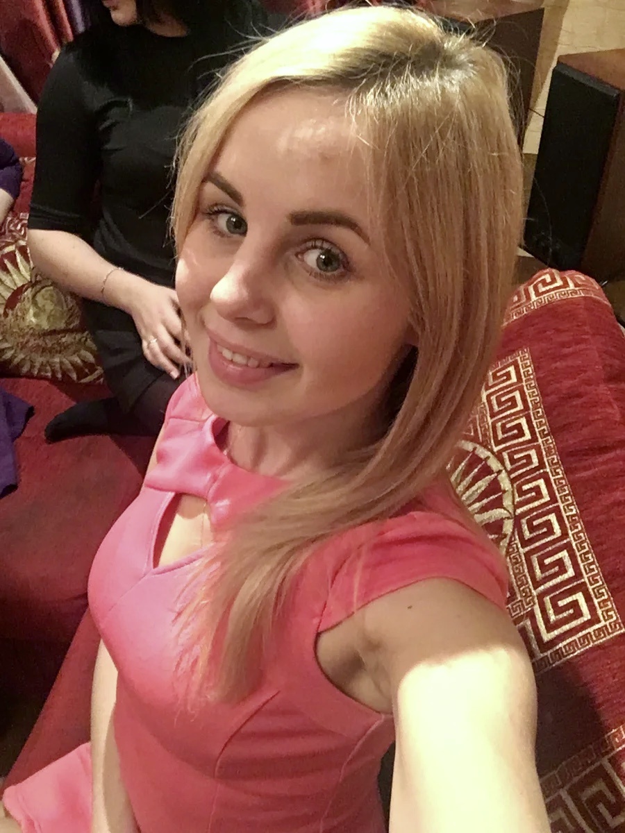 Мне 26 на этой фотографии. Ну, прямо таки на лбу написано: ищу 41 летнего лысого мужика, который живет с мамой в дешевом галстуке. Обязательно🤣 