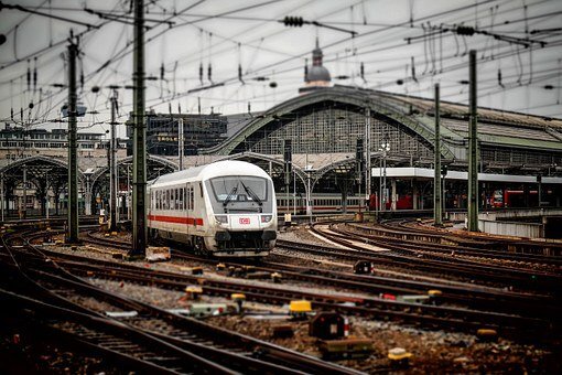 фото https://cdn.pixabay.com/photo/2015/02/01/01/34/railway-station-619082__340.jpg