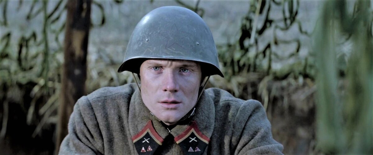 Актеры молодцы, но могли быть помладше. Кадр из к/ф «Подольские курсанты».