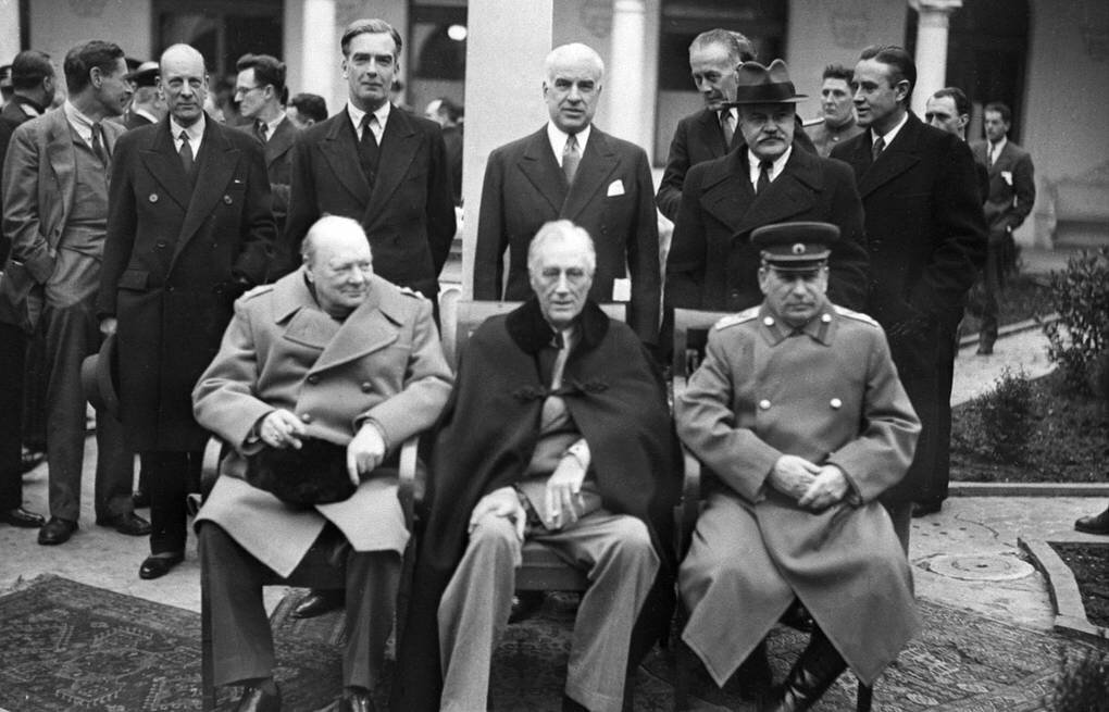 Министр Великобритании Уинстон Черчилль, президент США Франклин Рузвельт, Маршал Советского Союза Иосиф Сталин на Ялтинской конференции, февраль 1945 года