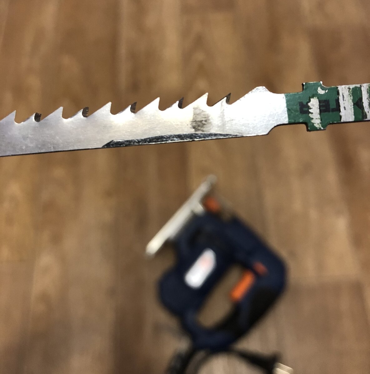 Лезвие не ровно ходит по ролику