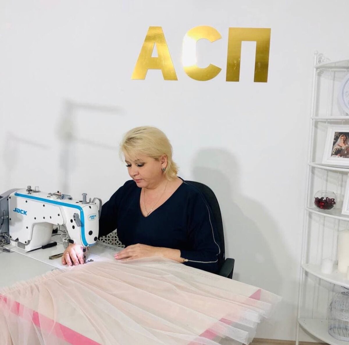 Почему я все таки решилась на Марафон, который стартует 7 февраля,а не выпустила обучающий видеоматериал в виде традиционного курса или МК? 
Вы знаете, я сама себе задаю этот вопрос))
Но наверное ответ будет такой. Почему не Мастер-Класс? 🤔
⠀
В моем понимании МК-это в первую очередь, что то поверхностное, не погруженное, не сложное и бесплатно. У меня есть бесплатные МК, по которым люди шьют. Но в этом видеоматериале очень классно раскрыто конструирование и моделирование лекала. При том, что не просто корсетика, а корсета с наличием плечевого верха, узкого рукава и без проймы. А это серьезные знания 📚
⠀
И здравомыслящий человек понимает, что такая информация не может быть бесплатной. Далее, мне в первую очередь хотелось получить именно такое платье. Если честно, то я не представляю, как я смогла бы его разложить в стиле бесплатного МК. Там все одно за другое цепляется и допустим какой-то этап скрыть, тогда теряется вообще весь смысл дальнейшей информации и действий. Получился бы такой полу МК. Одним словом “Из песни слов не выкинешь”. В общем МК сразу отпал 🙌

Почему не традиционный видеокурс?
Могли. Изложенная информация тянет на полноценный курс стоимостью 10 000 р. НО! Как бы это не сильно пафосно сказать 🙃
Мне захотелось дать знания, но чтобы при этом человек заплатил чисто символически, и я хотя бы покрыла затраты, которые понесла записывая это обучающий материал. Мало кто знает, что каждый видеокурс на старте сначала забирает деньги. В среднем на запуск курса я трачу в среднем 100 000₽
⠀
Да! А вы думали все бесплатно и само собой?)
Начиная с аренды, материалов, услуг стилистов, фотографов, программистов и тд. Перечислять тех, кто в доле можно долго)
Поэтому и родилась идея Марафона с чисто символической оплатой, которая покрывает только затраты. Ну и это новый для меня формат 🙃
⠀
У меня слишком много фантазии, чтобы быть простой домохозяйкой или владельцем бизнес-болта, в котором тишь, блаж и благодать😌
Наверно в большей степени именно это и натолкнуло меня на идею Марафона. Что-то новое.
⠀
Люди получают ценный материал за символическую плату. Мы не несем никаких фин. потерь. Плюс я получаю новый опыт. По моему все шикарно❤