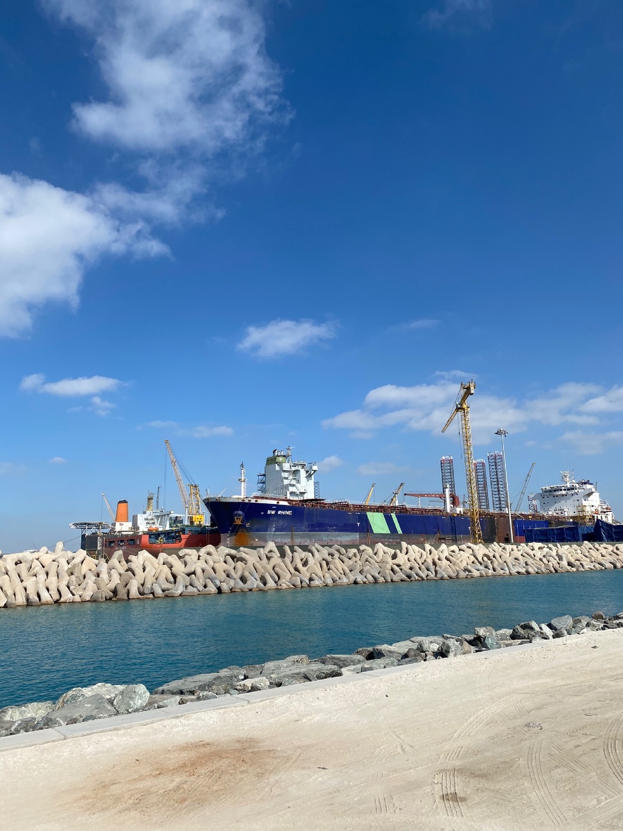 Порт прям рядом с пляжем 