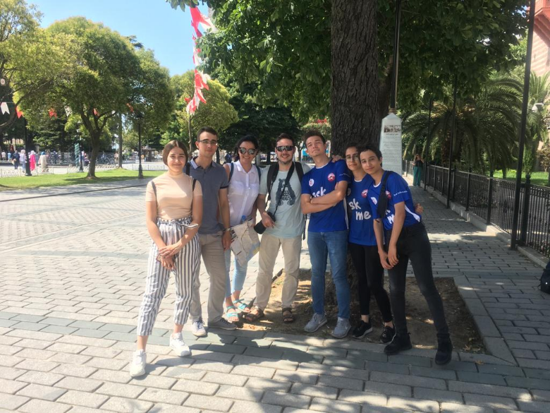 2.1 Турецкие волонтёры и автор статьи (второй с лева)