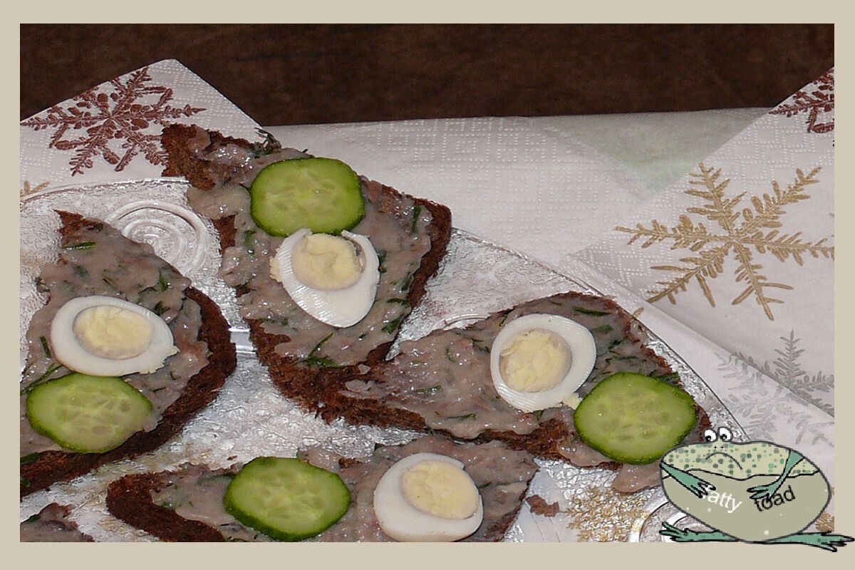 Ржаной хлеб, селедочка, перепелиное яичко и свежий огурчик. Может быть не вкусно?