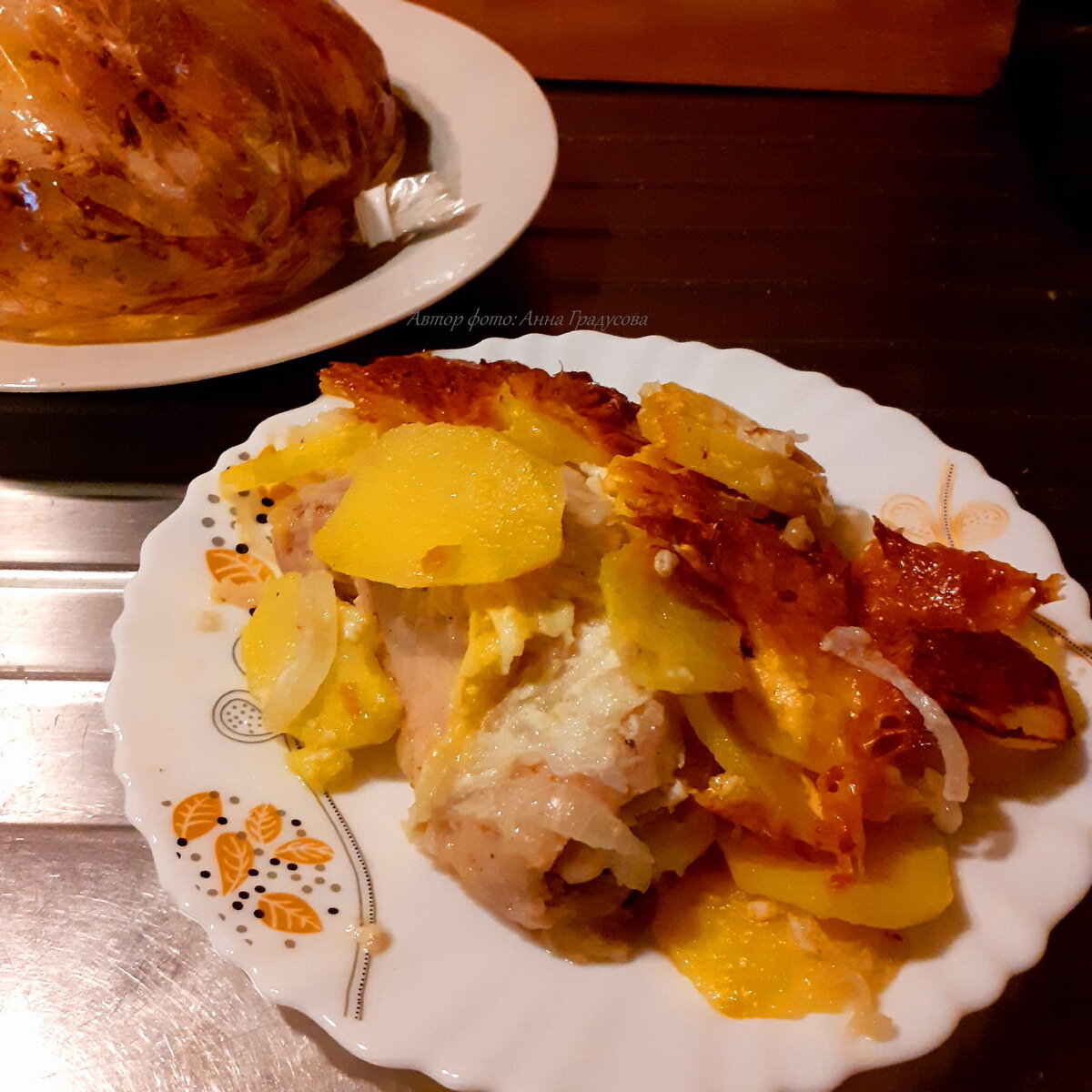 Нежнейшее мясо отлично сочетается с мягким картофелем под аппетитной сырной корочкой!