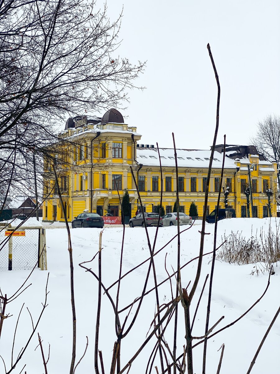 А это гостиница "Селивановъ", где я останавливалась. Она, конечно, ухоженная, дом конца 19 - начала 20 в., тоже с историей. Все предыдущие фотографии сделаны рядом с ней.