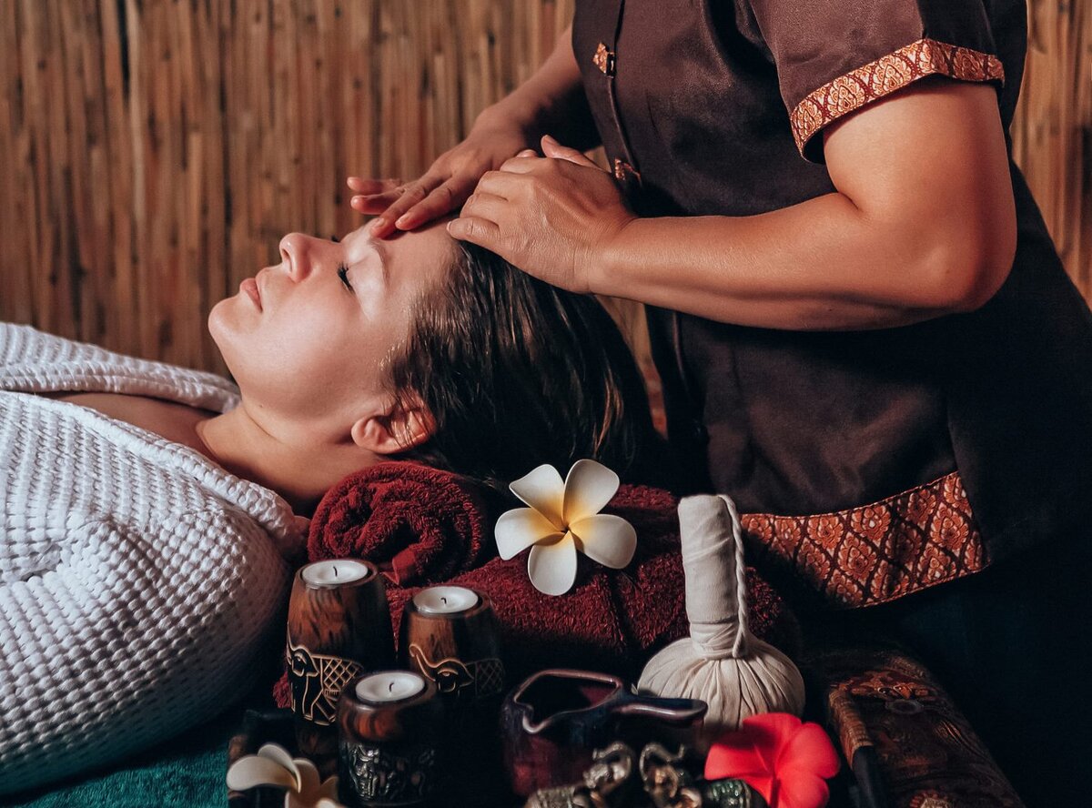 Traditional massage. Традиционный тайский массаж. Тайский массаж головы. Тайский массаж лица. Традиционный тайский спа массаж.