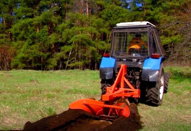Прокладывание заградительной полосы при помощи специального плуга