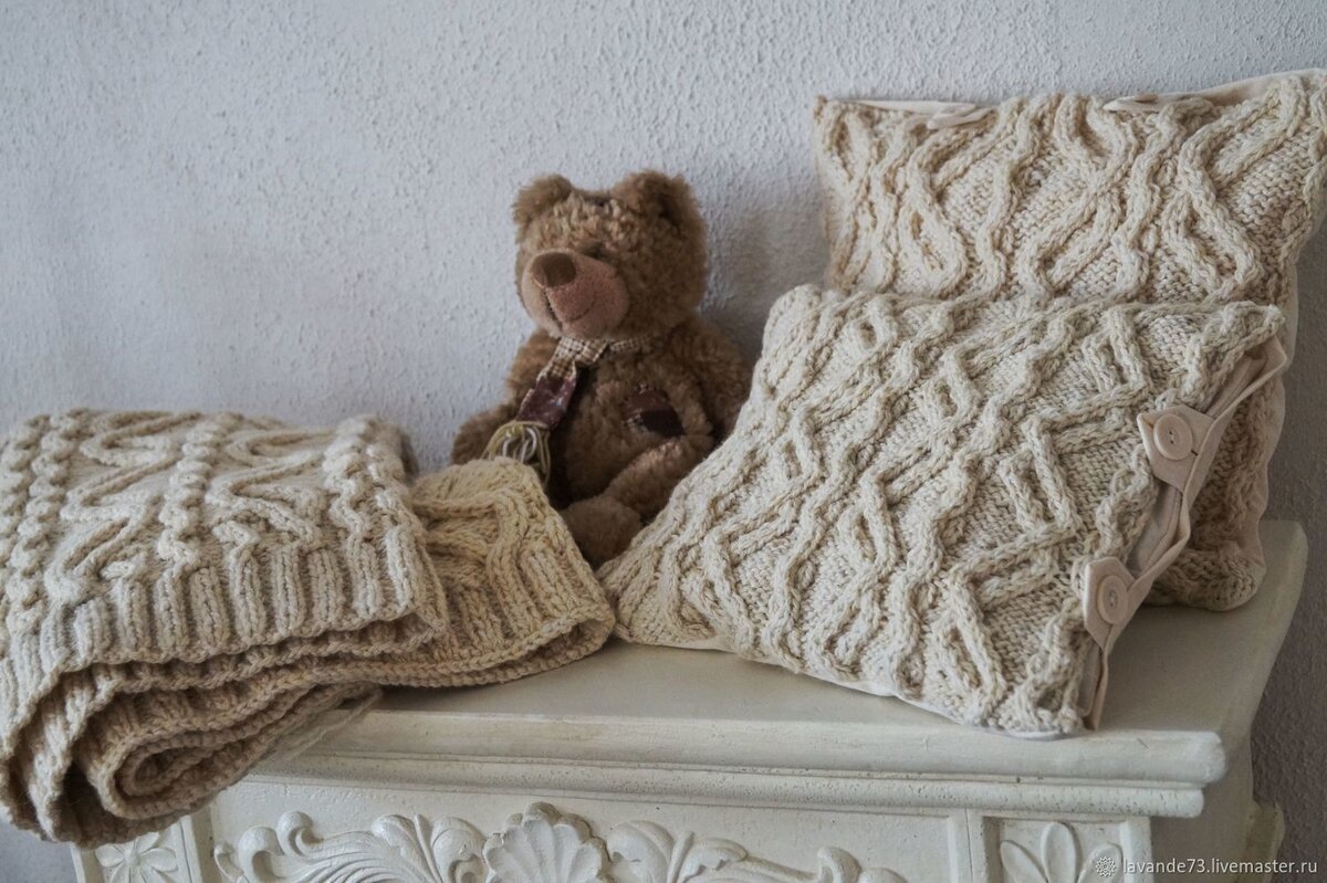 Тёплый вязаный пледик и подушки для зимних вечеров