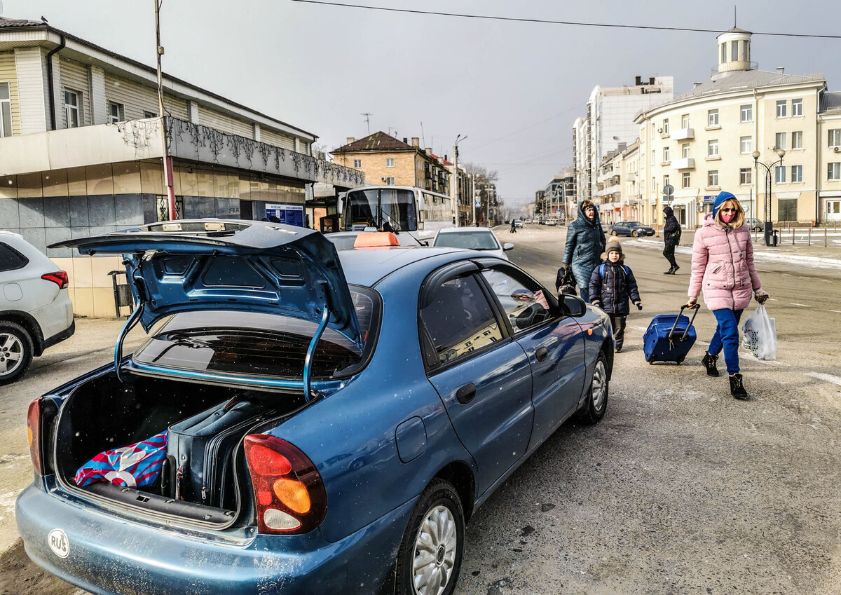 Таксисты встречают пассажиров прямо с поезда на вокзале Белгорода.