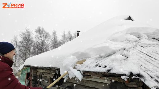 Столько снега в наших краях этой зимой, того гляди крышу проломит. Расчищаем