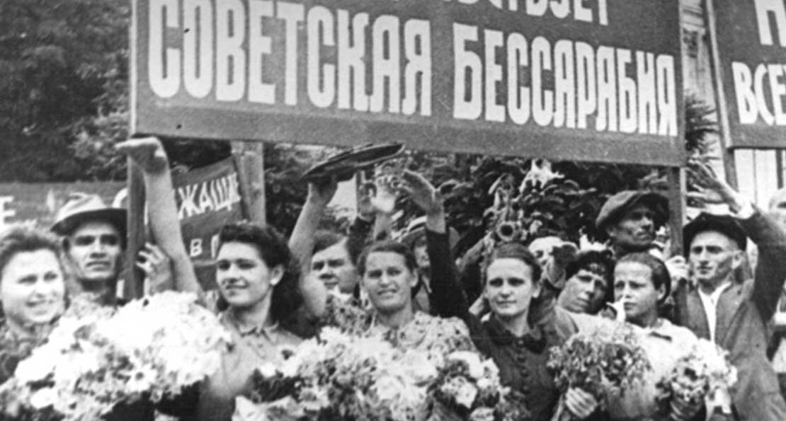 Жители Бессарабии приветствуют РККА. Фото armflot.ru.